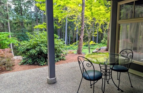 Highlands House | Private Guest Room with Separate Entrance | 30 Min to Downtown Victoria