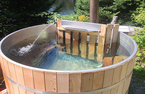 Amherst Ski Chalet | Private Lakefront Off-Grid Chalet | Sauna (Löyly) & Hot Tub w/ Pizza Oven & BBQ