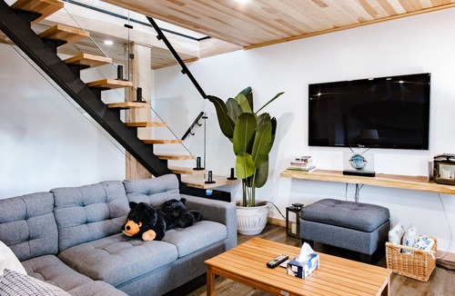 Amherst Ski Chalet | Private Lakefront Off-Grid Chalet | Sauna (Löyly) & Hot Tub w/ Pizza Oven & BBQ