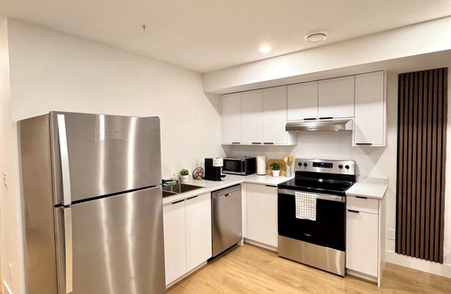 Willoughby House | Private Modern Suite Fast Wifi Close to Highway & 35 Min from Downtown Vancouver