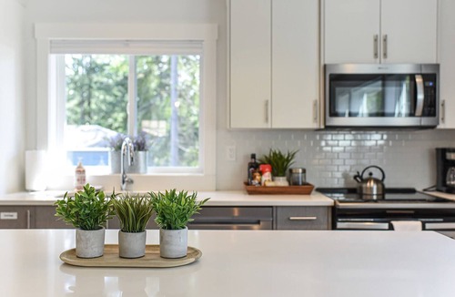 Courtenay House | Private Modern Carriage by Seal Bay Trails