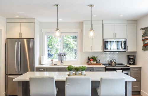 Courtenay House | Private Modern Carriage by Seal Bay Trails