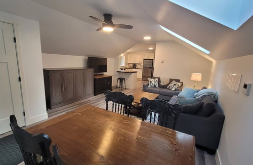 Sumas Prairie Cottage | Private modern guesthouse, forest retreat, luxury king bed + A/C