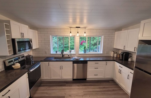Sumas Prairie Cottage | Private modern guesthouse, forest retreat, luxury king bed + A/C