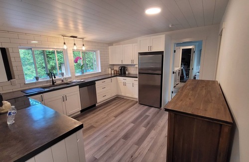 Sumas Prairie Cottage | Private modern guesthouse, forest retreat, luxury king bed + A/C
