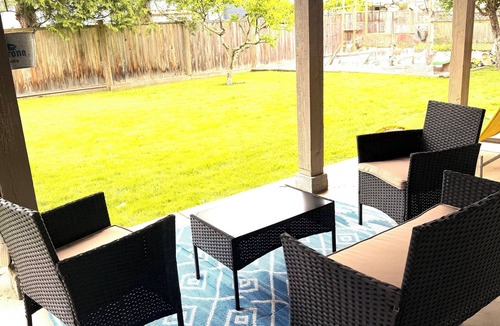 Delta House | Private One Bedroom Private entry 15 min to YVR