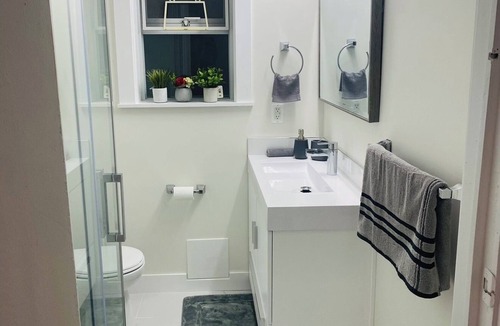 Delta House | Private One Bedroom Private entry 15 min to YVR