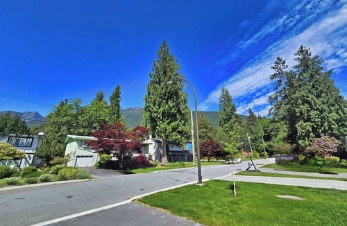 Canyon Heights House | Private Room Near Grouse Mountain & Scenic Trails in North Vancouver
