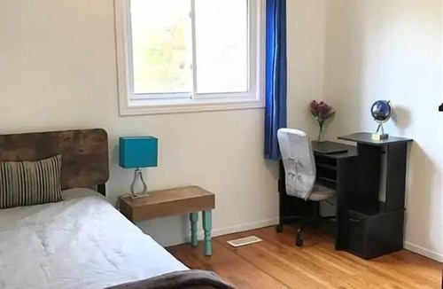North Bay House | Private room upstairs close to bus stop in North bay