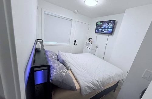 Panorama Hills House | Private Room with Separate Entrance & Bath Near Calgary Airport with Parking"