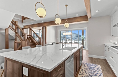Sun Peaks Ski Chalet | Private Ski in/out - Sleeps 12 - House - Ideal for epic ski trips - Sun Peaks