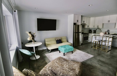 Nelson Apartment | Private, Spacious & Central Suite near lake with AC, 25Km to Whitewater ski hill