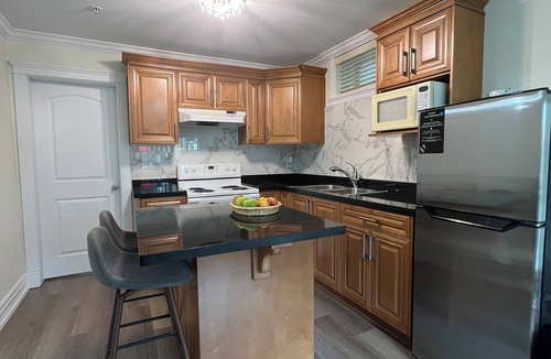 Sunset Apartment | Private suite 1 bed 1 bath - 15 mins YVR/downtown