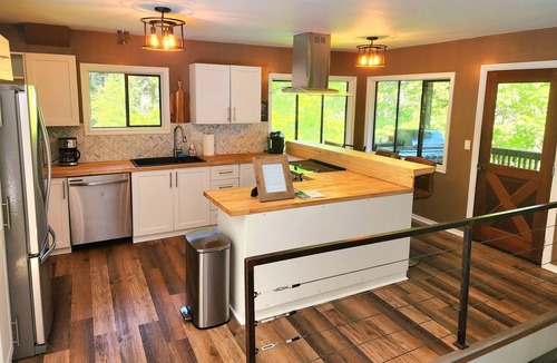 Metchosin House | Private & Tranquil! Hiking trails, Hot Tub and seasonal Outdoor Pool!