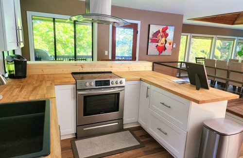 Metchosin House | Private & Tranquil! Hiking trails, Hot Tub and seasonal Outdoor Pool!