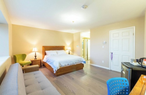 West Side House | Private very bright room E on the top floor with ensuite bathroom , air con.