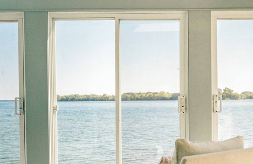 Waupoos Cottage | Private Waterfront Retreat! Sunny Lakehouse + 4 Cottages & 10 King Beds