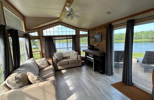 Pirogue Apartment | Private Waterfront Getaway
