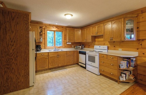 L'Amable Cottage | Private Waterfront Cottage on Clear Warm Lake | 4-Season + Fire Pit