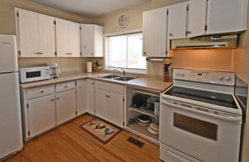 Callander House | Property located close to the beach, park, grocery store and restaurants. n