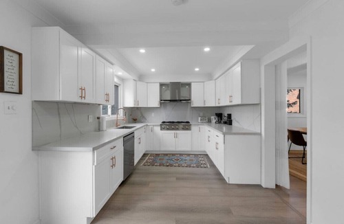 Erin Mills Apartment | Quaint 3BR - 5 min to UTM/Erindale Park + Parking