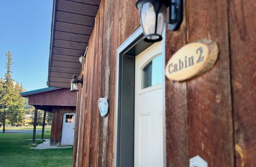 Blairmore Cabin | Quaint Riverside Cabin #2