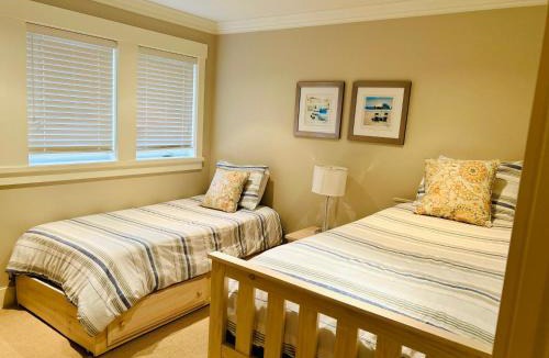 Regional District of Nanaimo Villa | Qualicum Landing West Coast Cottage