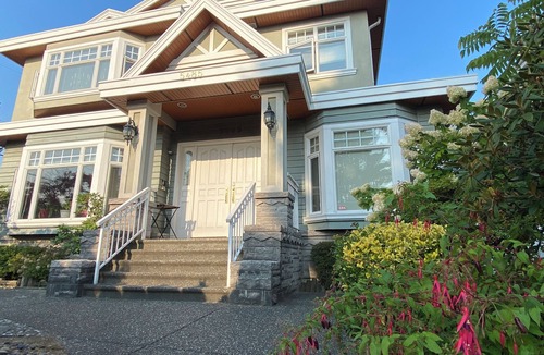 Riley Park-Little Mountain House | Queen Elizabeth Home - in the heart of Vancouver