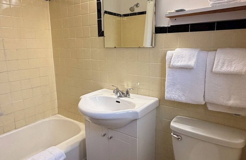 Harwich Hotel | Queen's Motel Blenheim Near Lake Erie ON