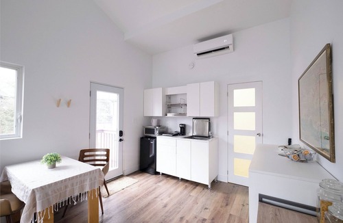 Swansea House | Queen size loft in nature right in the city