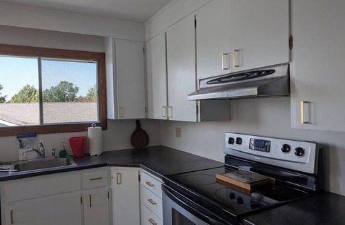 Bedford House | Quiet 4 Bedroom home in Bedford near parks & shops
