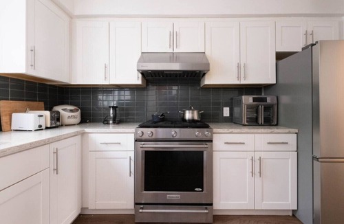 Dunbar House | Quiet 5 BR 7 bed Escape w/sunny Deck near UBC