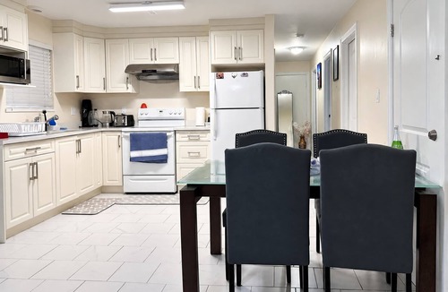 Sunset House | Quiet & Bright Basement Suite near Fraser Street