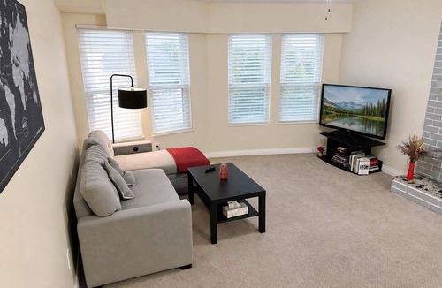 Sunset House | Quiet & Bright Basement Suite near Fraser Street