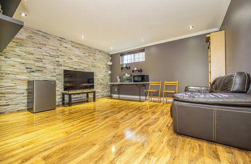 Brossard Apartment | Quiet convenient 2bdr 15min Drive to MTL