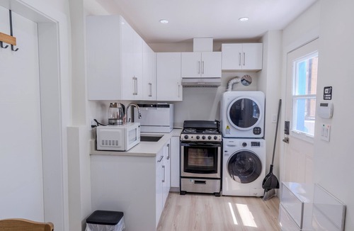 Killarney House | Quiet, cozy, 2bedroom, 1 bathroom suite near Skytrain/transit