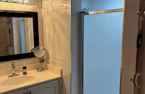 Parkdale Apartment | Quiet, cozy and clean. Great location. Close to highways and public transit.