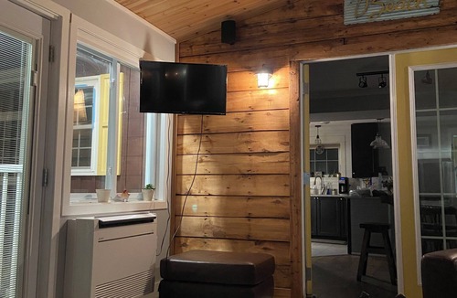 Crystal Beach Cottage | Quiet cozy cottage steps from the beach, restaurants and shops with large yard