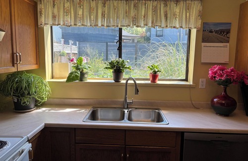 Aldergrove House | Quiet cozy room no stairs in a peaceful house, safe community, full kitchen