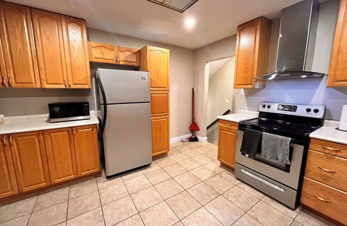 Tillsonburg House | Quiet Family Home. 3 Bed/2 bath. Full backyard. Free parking