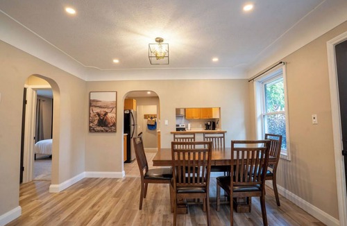 Tillsonburg House | Quiet Family Home. 3 Bed/2 bath. Full backyard. Free parking