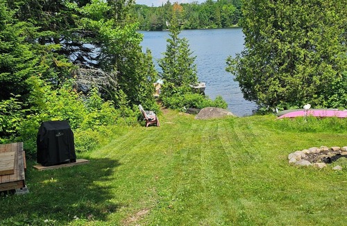 Lantier Cottage | Quiet Lakefront property with Private Bathroom - Hotel type room - no Kitchen