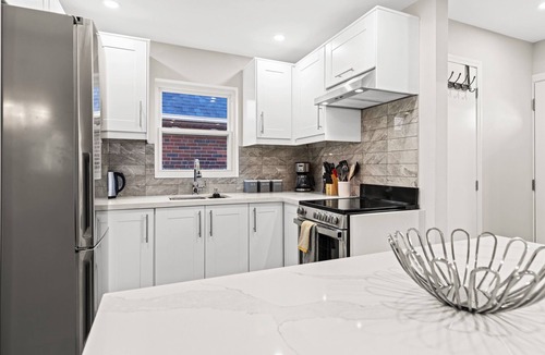 East York House | Quiet Luxury Stay at Prime Location 2-Min Walk to Leaside Subway Pet Friendly