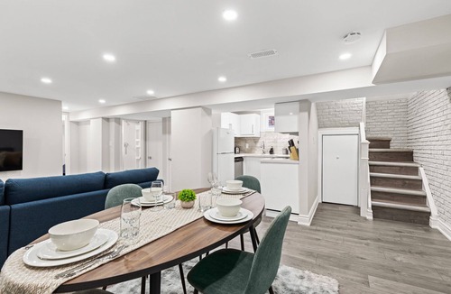 East York House | Quiet Luxury Stay at Prime Location 2-Min Walk to Leaside Subway Pet Friendly