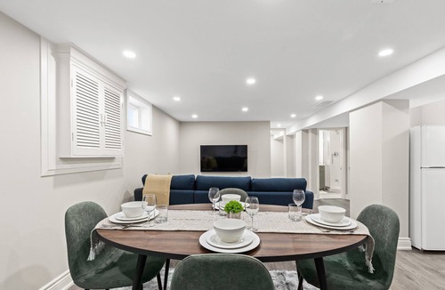 East York House | Quiet Luxury Stay at Prime Location 2-Min Walk to Leaside Subway Pet Friendly