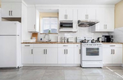 Killarney Villa | Quiet Modern 3BR Laneway | Easy Access to Downtown