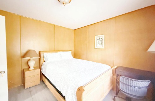 Thornhill House | Quiet Queen Bedroom near Steeles Bayview