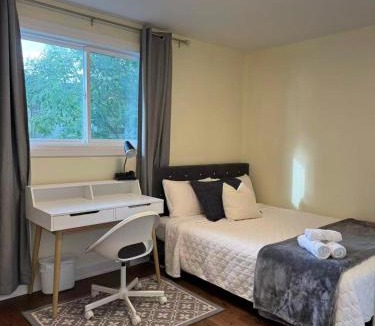 L'Amoreaux House | Quiet Queen Bedroom near Finch Birchmunt