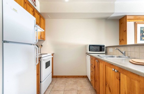 Silver Star Mountain Apartment | Quiet Top Floor Creekside Studio with shared outdoor hot tub - Pet Friendly!