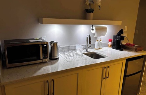 Sunalta House | Raccoon - Private Unit near Downtown and 17th Av